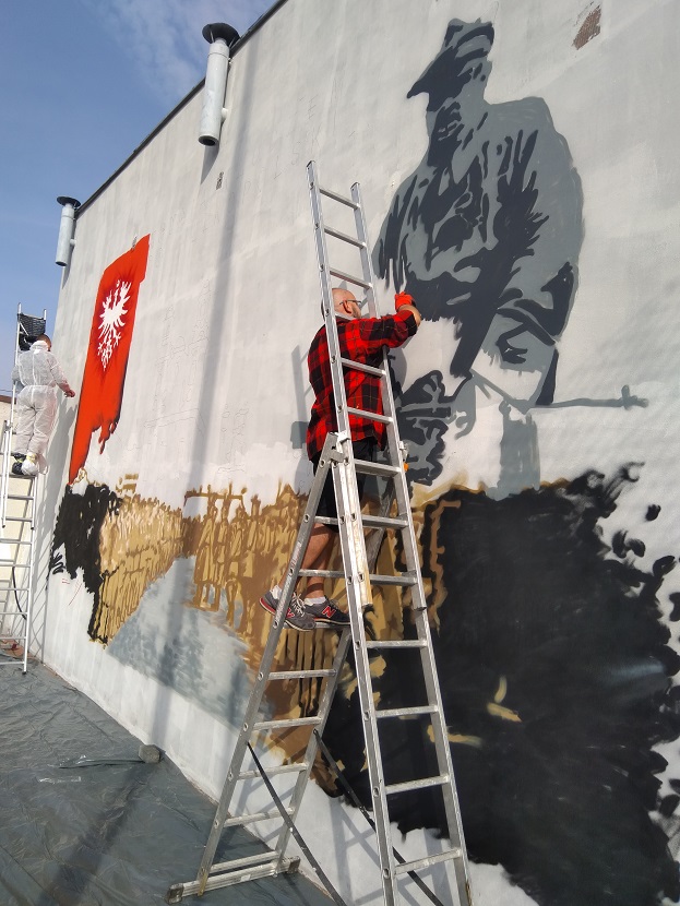 Malowidło Na ścianie Budynku Krzyżówka W Kcyni powstaje mural. Malowidło będzie widniało na ścianie budynku