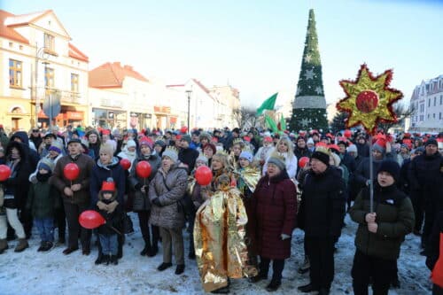 Orszak Trzech Króli. Wspólne kolędowanie na nakielskim rynku