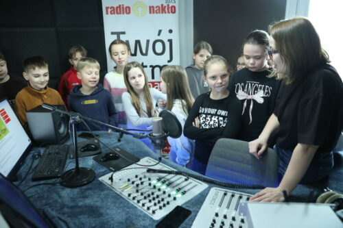 Uczniowie z nakielskiej „Czwórki” z wizytą w radiu. Razem szukaliśmy oznak wiosny