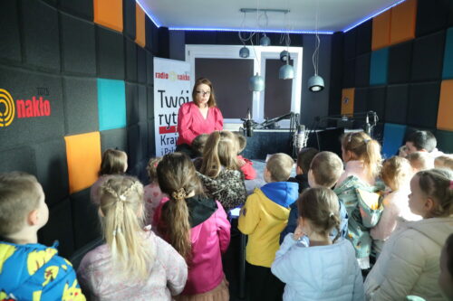 Wizyta przedszkola ,,REKSIO” w naszej redakcji. Dzieci poznały tajniki pracy w radiu