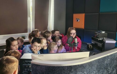 Wizyta przedszkola ,,REKSIO” w naszej redakcji. Dzieci poznały tajniki pracy w radiu