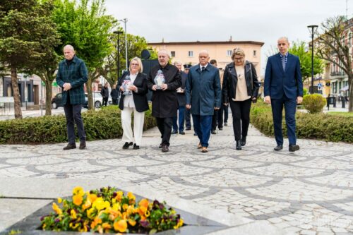 Kwiaty pod pomnikiem w dniu zwycięstwa. To dziś na pamiątkę zakończenia 2 wojny światowej