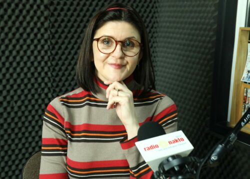 Smartfon w rękach dziecka