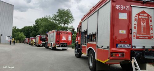 Awaria w hucie szkła w Turze. Strażacy wciąż prowadzą działania